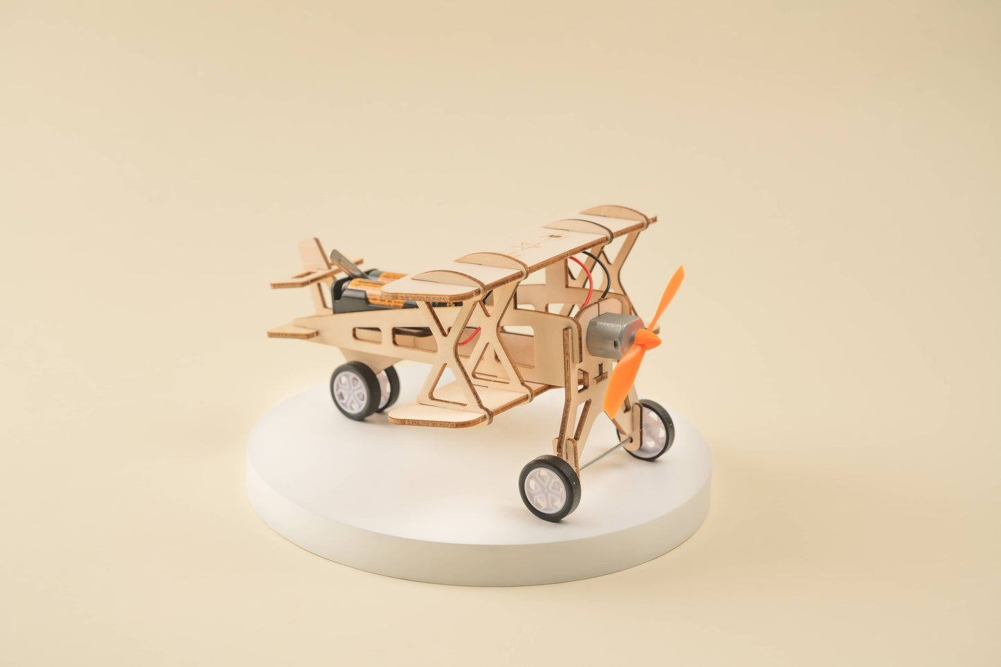 Educational airplane toy teaching air pressure