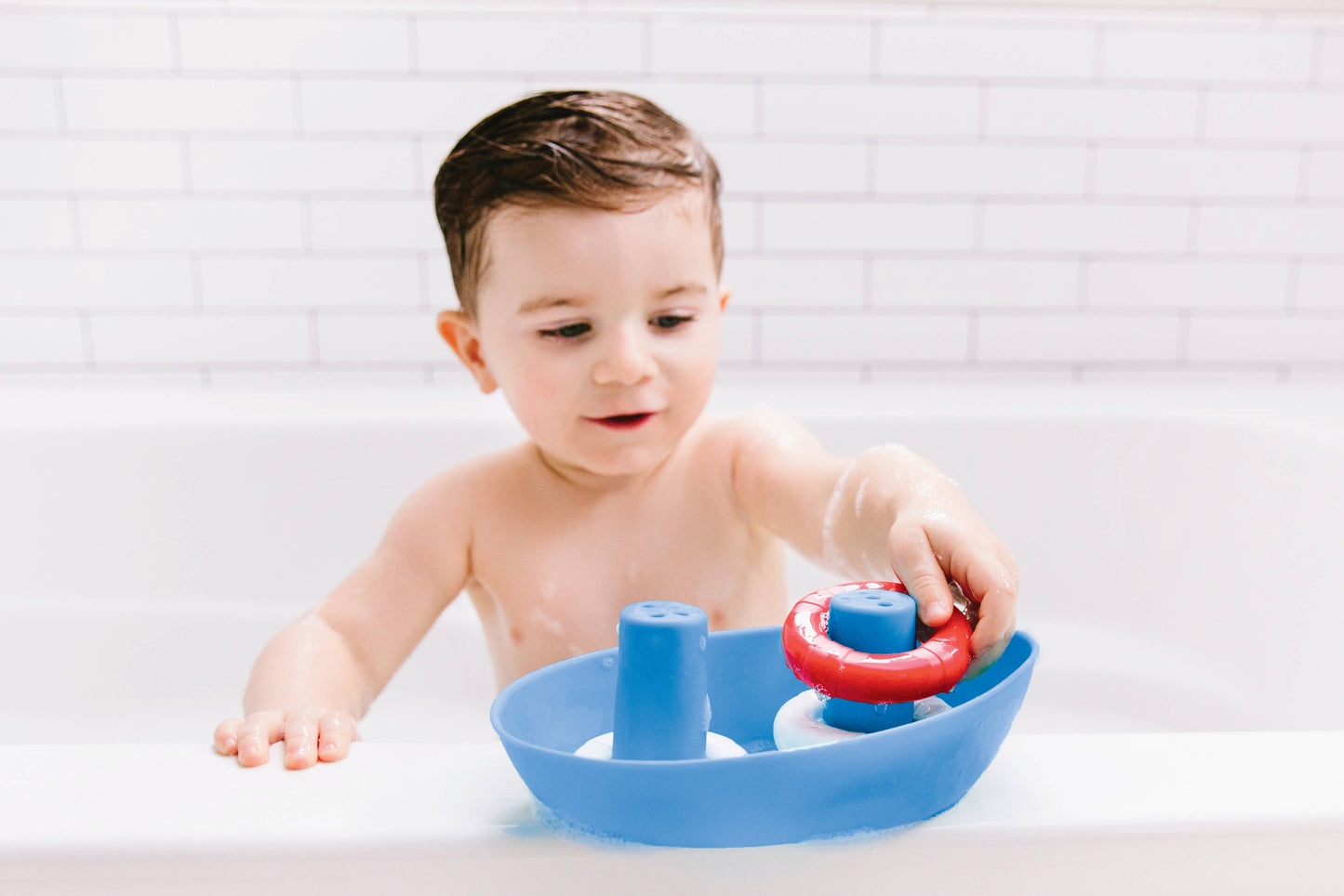 Silicone boat set with 4 buoys, rain effect, promotes coordination, BPA-free, dishwasher safe, baby.