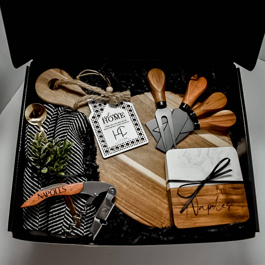 Complete entertaining set with engraved acacia board