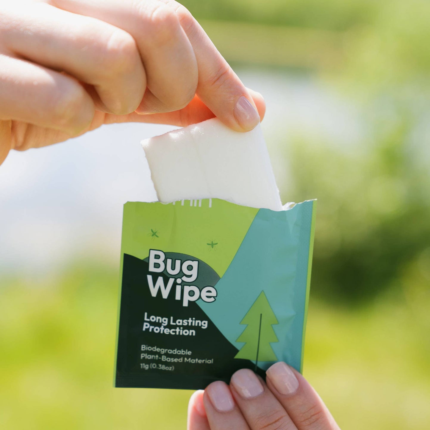DEET-free insect repellent wipes with peppermint for mess-free outdoor protection
