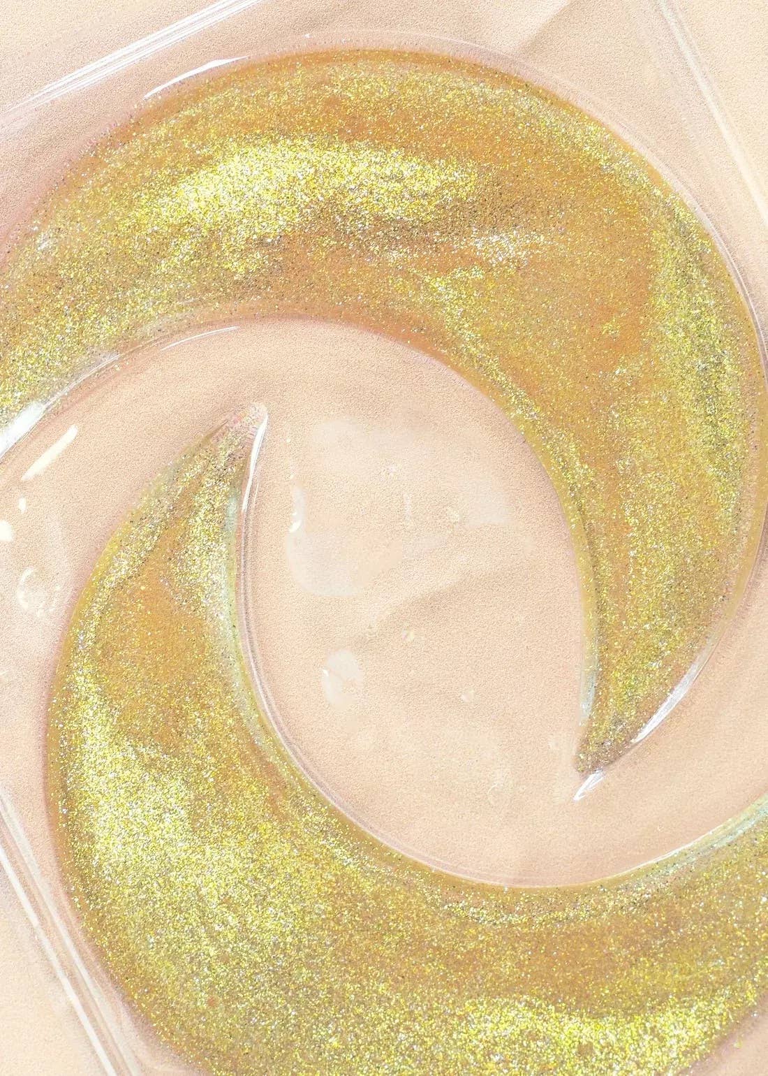 Moon-shaped under-eye masks infused with green tea, pearl extract, and cica to reduce puffiness, brighten dark circles, and soothe skin. Perfect for holiday prep, these sulfate and paraben-free masks energize and refresh the eye area in 15-20 minutes