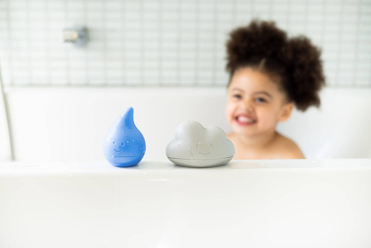 Cloud and droplet bath toys set, water play, easy open-close, ergonomic design, dishwasher safe, baby.