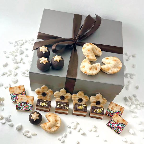 Passover gift box – elegant collection of 20 marzipan treats, perfect for family or colleagues.
