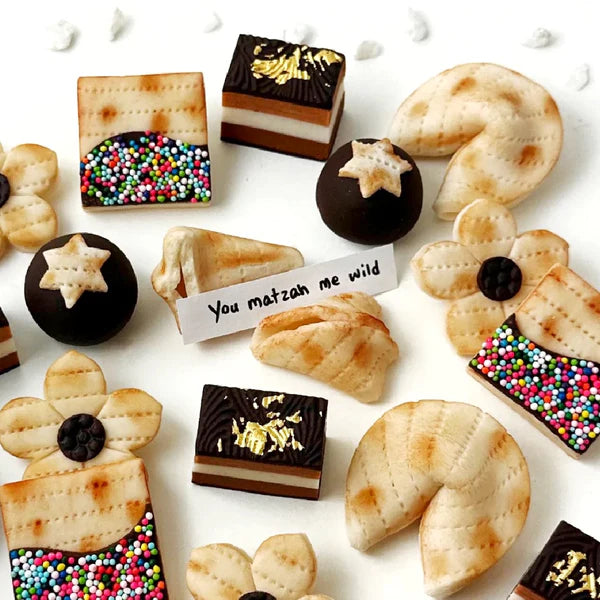 Elegant Passover basket with 20 festive treats – perfect for family, friends, and colleagues.