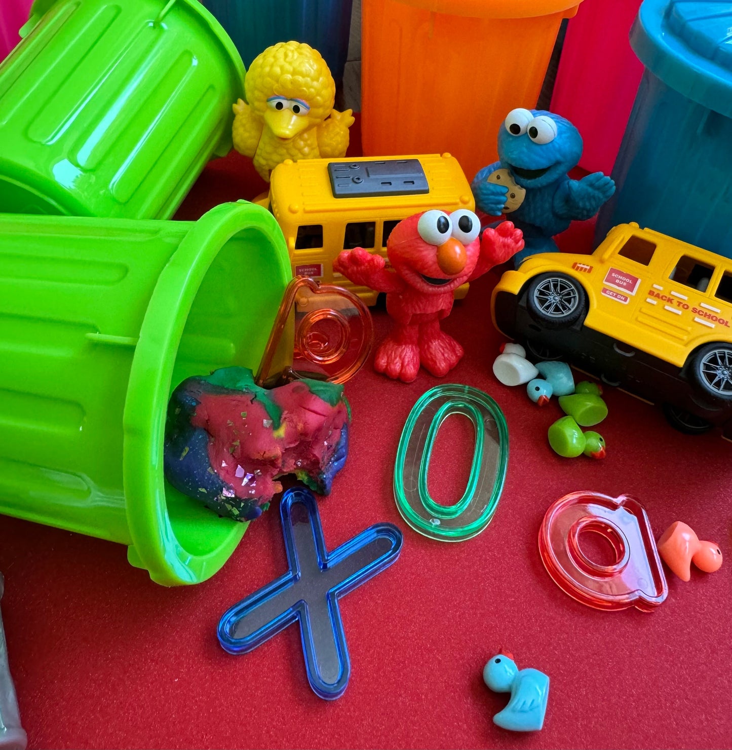 Sesame Street sensory playdough kit, glitter dough, alphabet molds, figurines, autism-friendly, 3+.