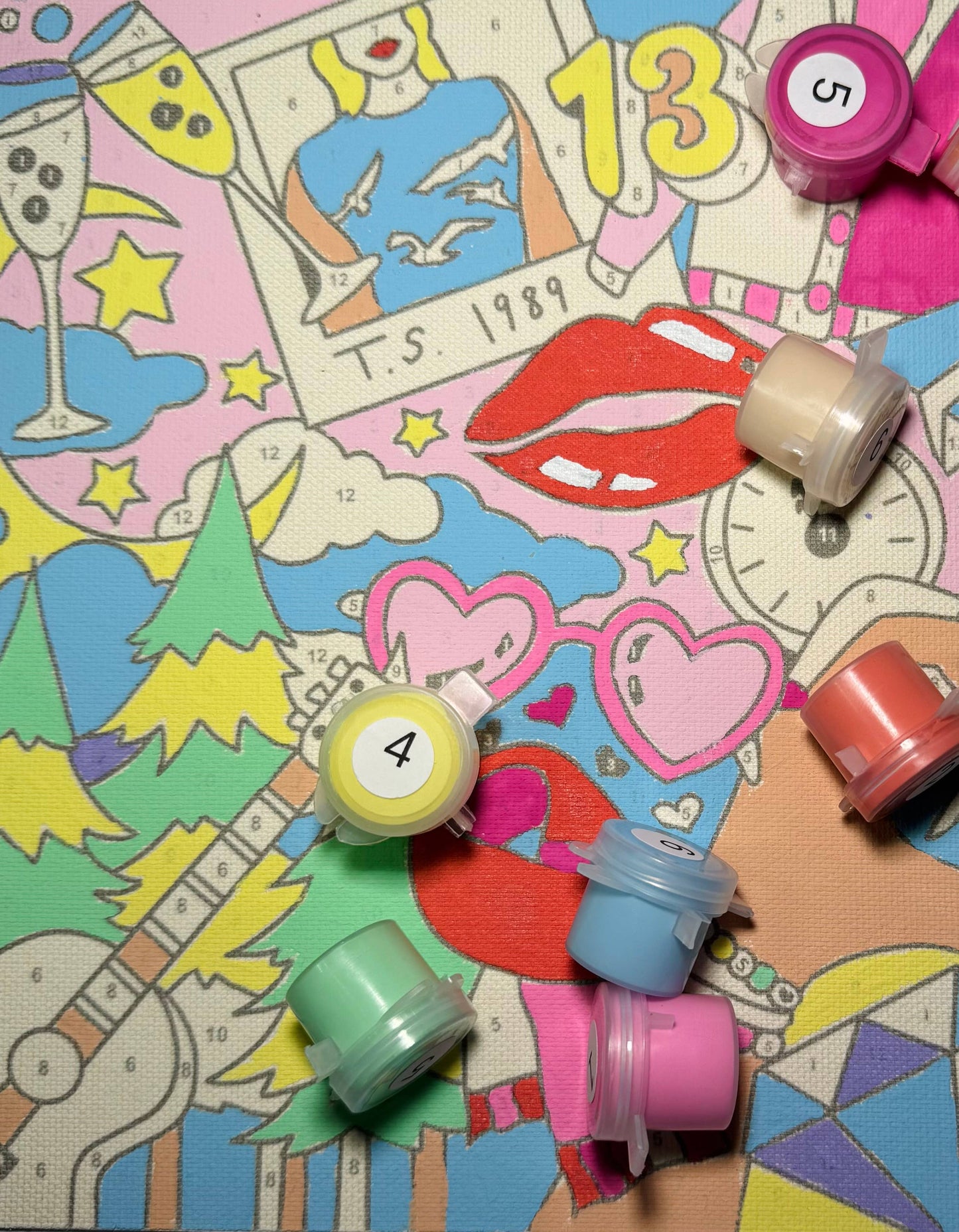 Pop art paint kit with numbered acrylic paints