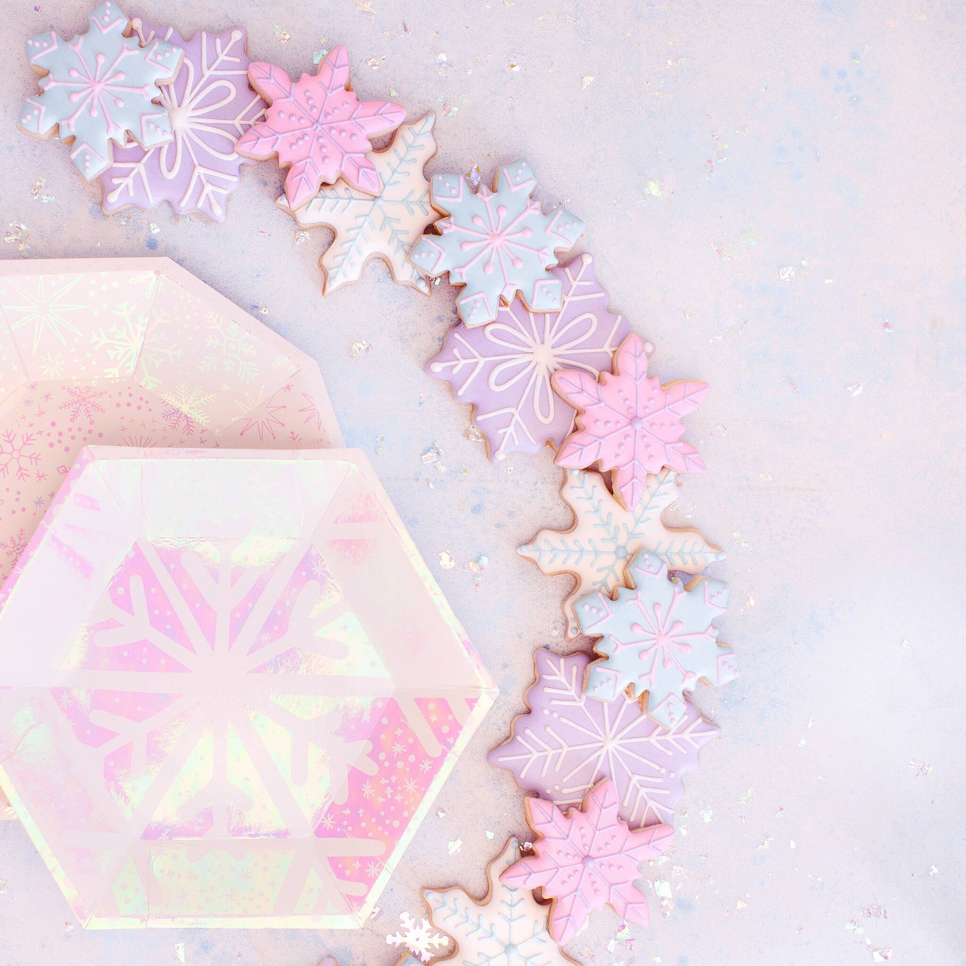 Winter wonderland snowflake plates with iridescent foil, ideal for desserts & meals