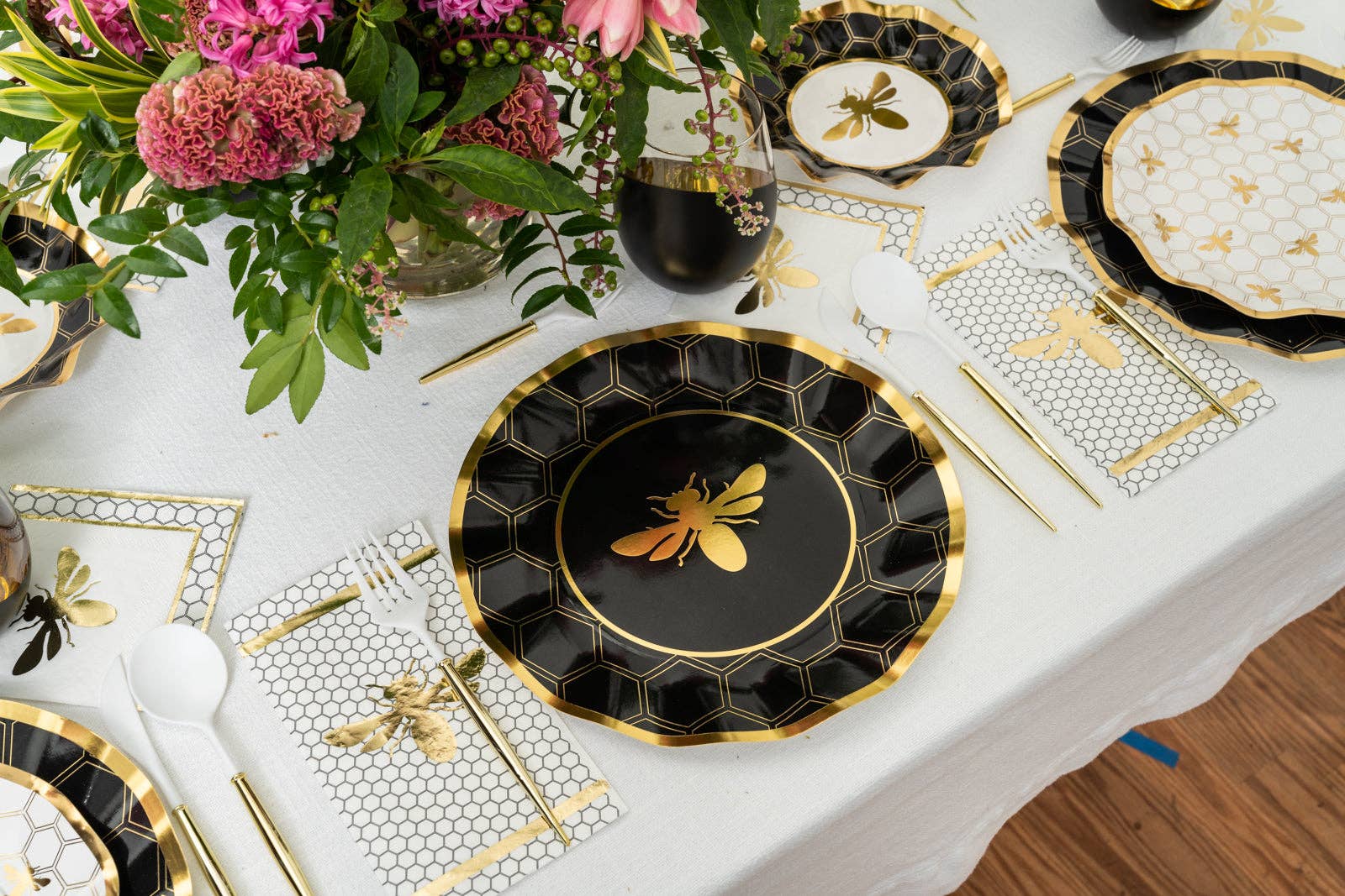 Honeybee disposable napkins with scalloped design