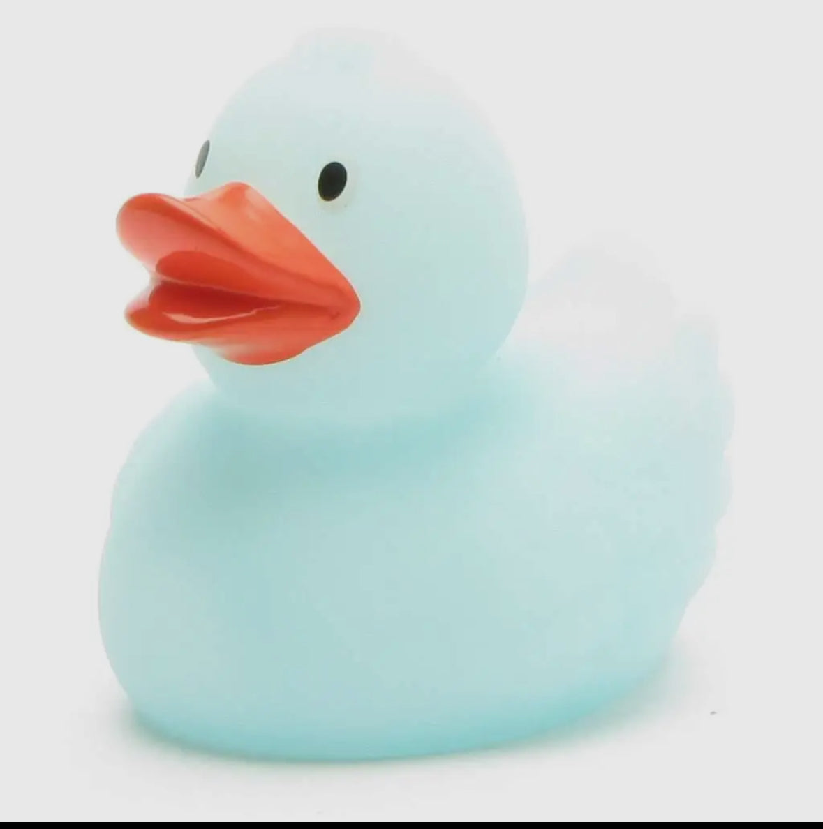 Glow-in-the-dark rubber duck that lasts up to 6 hours, perfect for bath time fun! Available in various colors and types. Dimensions: L: 7.5cm, W: 6.5cm, H: 7cm, featuring a squeak hole. Recommended for ages 18 months and older