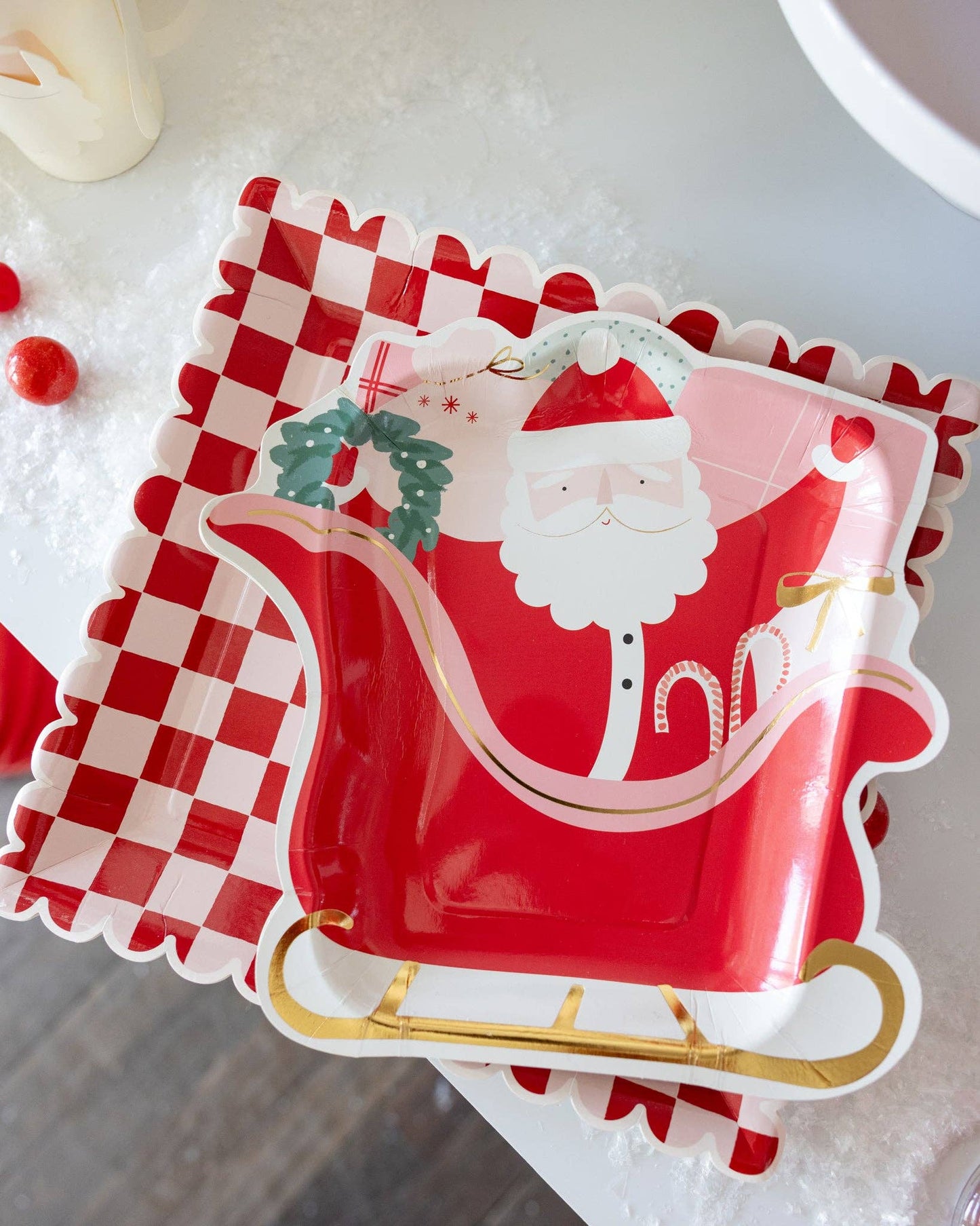 A festive paper plate featuring Santa Claus in his sleigh, perfect for holiday gatherings and celebrations.