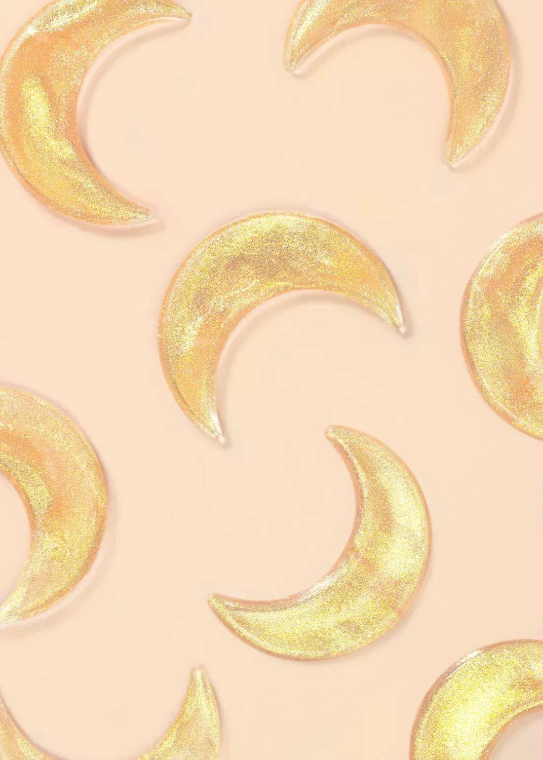 Moon-shaped under-eye masks infused with green tea, pearl extract, and cica to reduce puffiness, brighten dark circles, and soothe skin. Perfect for holiday prep, these sulfate and paraben-free masks energize and refresh the eye area in 15-20 minutes