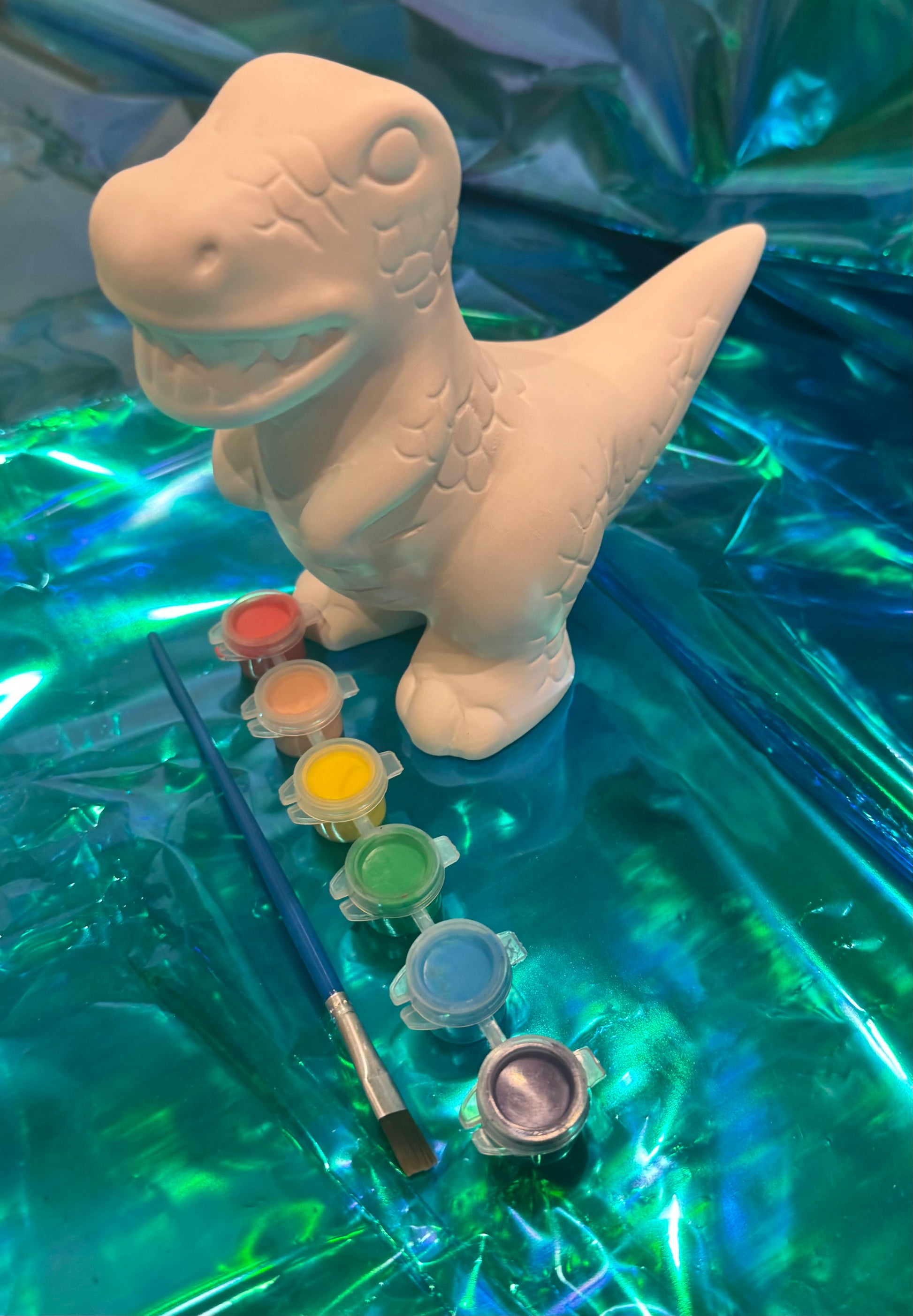 Dinosaur pottery painting kits, perfect for kids' parties and events. Includes a mini sculpture, paints, and paintbrush in cute packaging. Ideal for birthdays, baby showers, and more. Fun DIY activity for kids 3+, encouraging artistic expression and creativity.