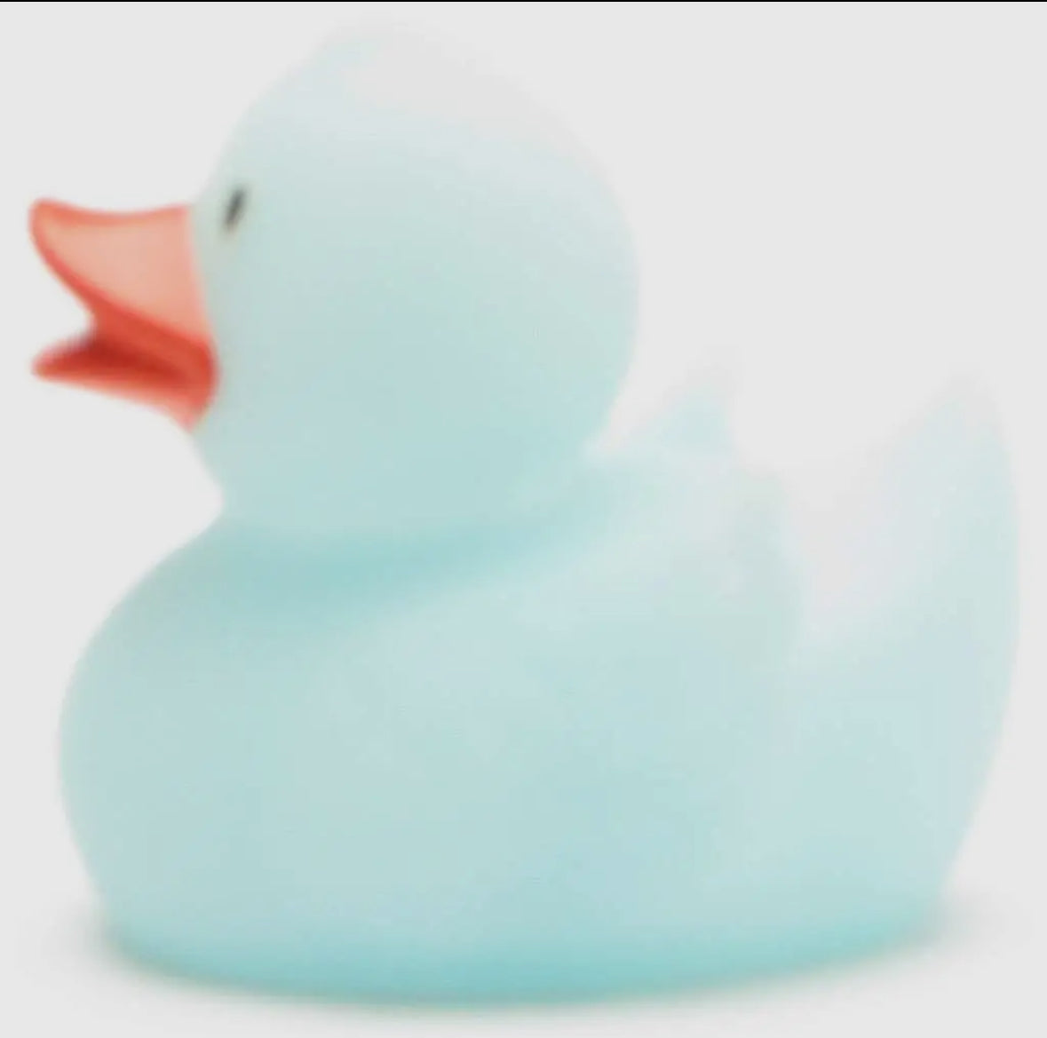 Glow-in-the-dark rubber duck that lasts up to 6 hours, perfect for bath time fun! Available in various colors and types. Dimensions: L: 7.5cm, W: 6.5cm, H: 7cm, featuring a squeak hole. Recommended for ages 18 months and older