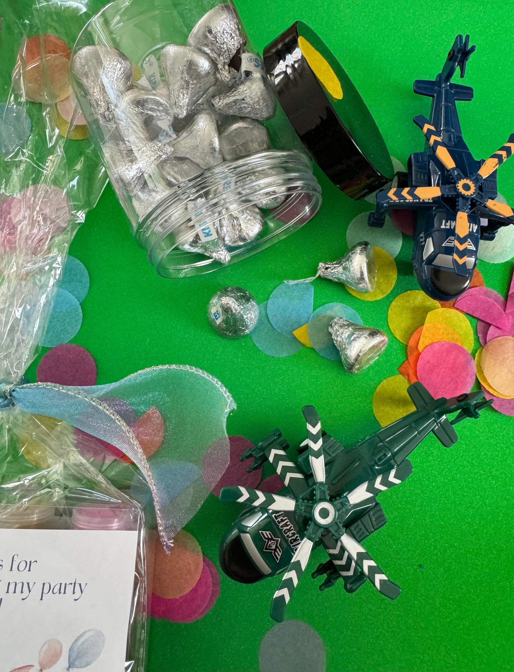 Charming airplane candy favor in a perfect-sized container, featuring themed labels and wrapped in cellophane. Perfect for adding fun to birthday celebrations.