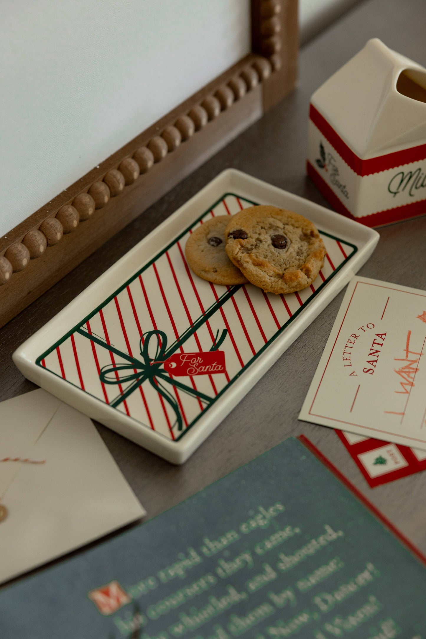 Ceramic Santa set with gift-inspired design