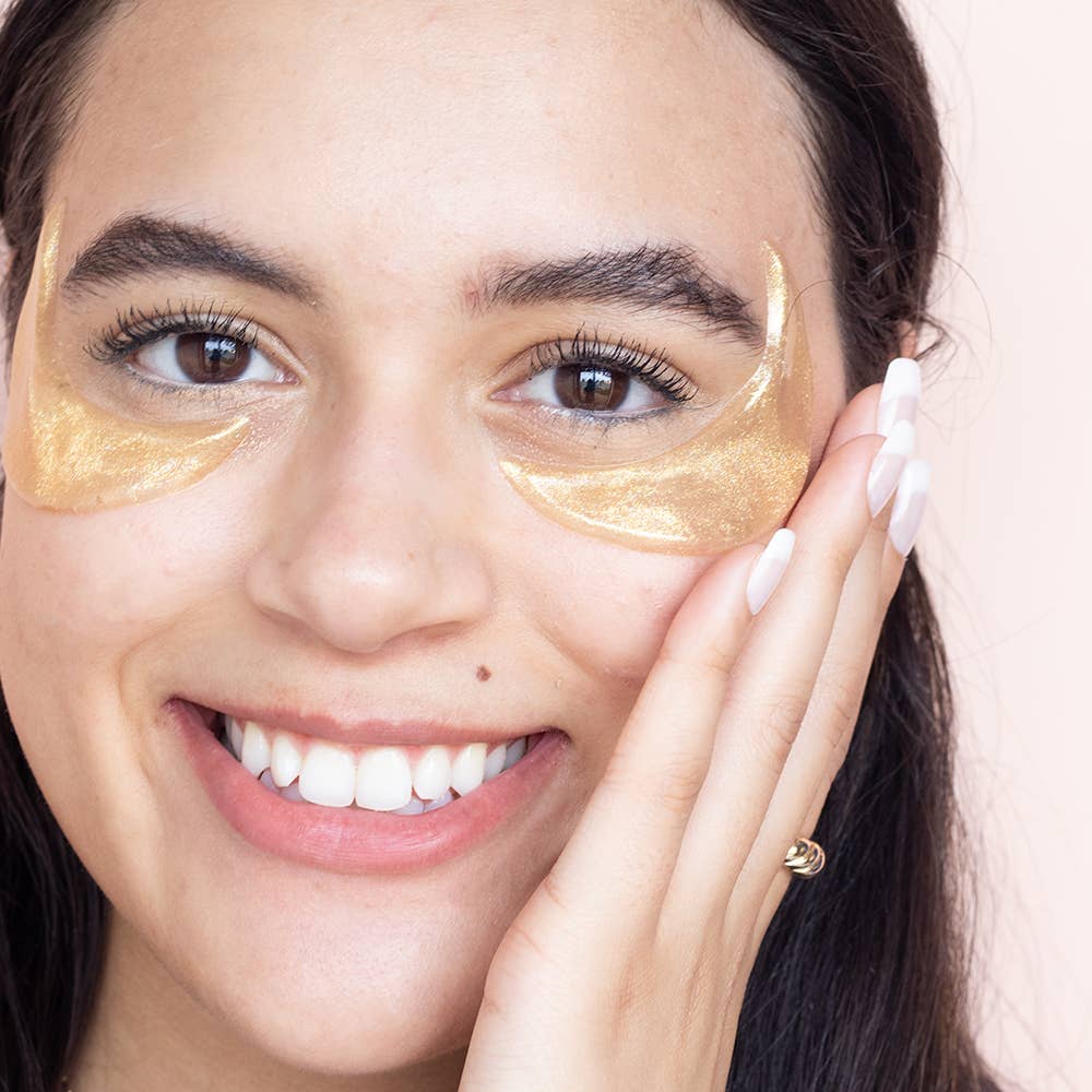 Moon-shaped under-eye masks infused with green tea, pearl extract, and cica to reduce puffiness, brighten dark circles, and soothe skin. Perfect for holiday prep, these sulfate and paraben-free masks energize and refresh the eye area in 15-20 minutes