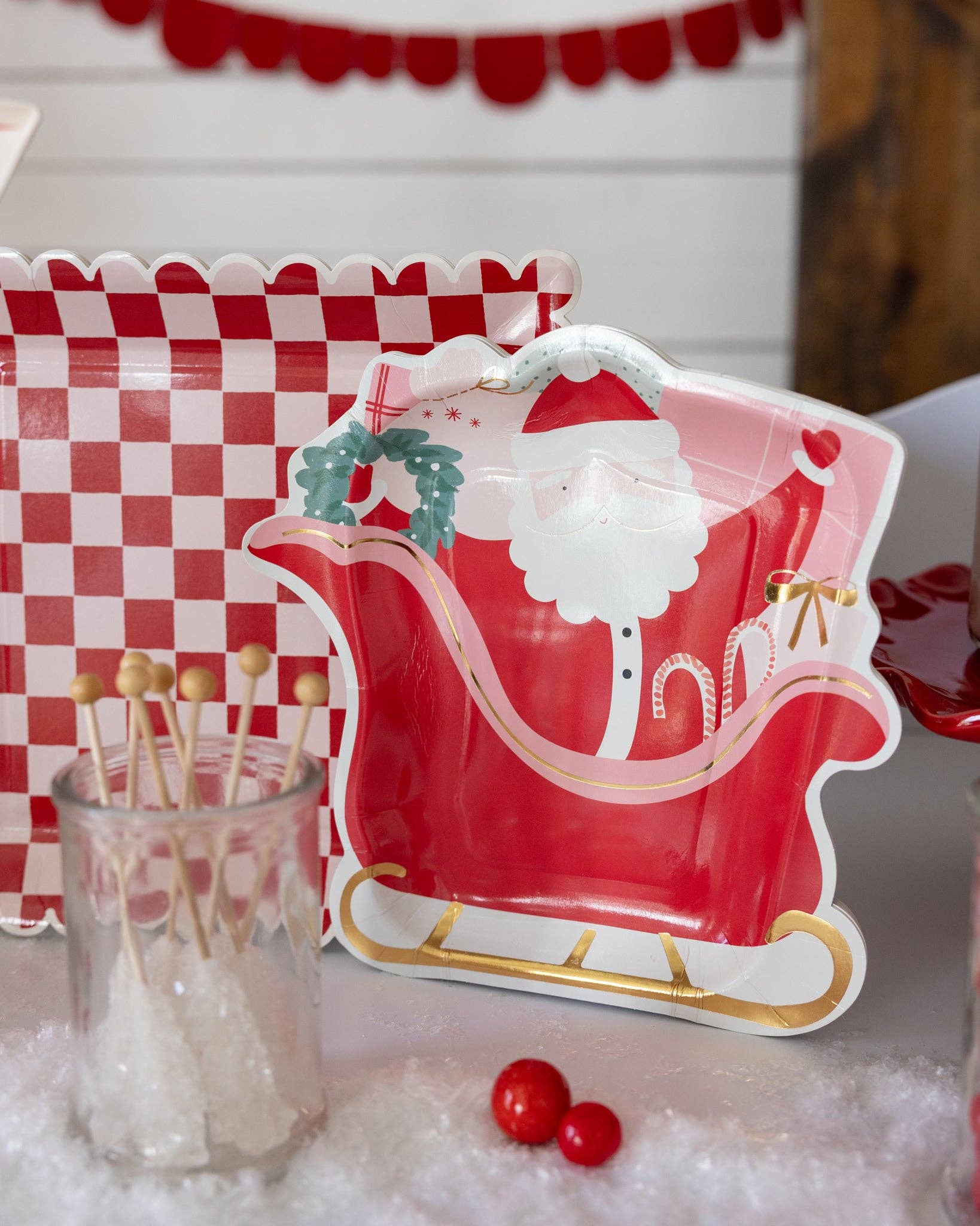 A festive paper plate featuring Santa Claus in his sleigh, perfect for holiday gatherings and celebrations.