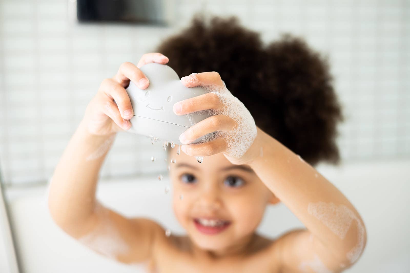 Cloud and droplet bath toys set, water play, easy open-close, ergonomic design, dishwasher safe, baby.