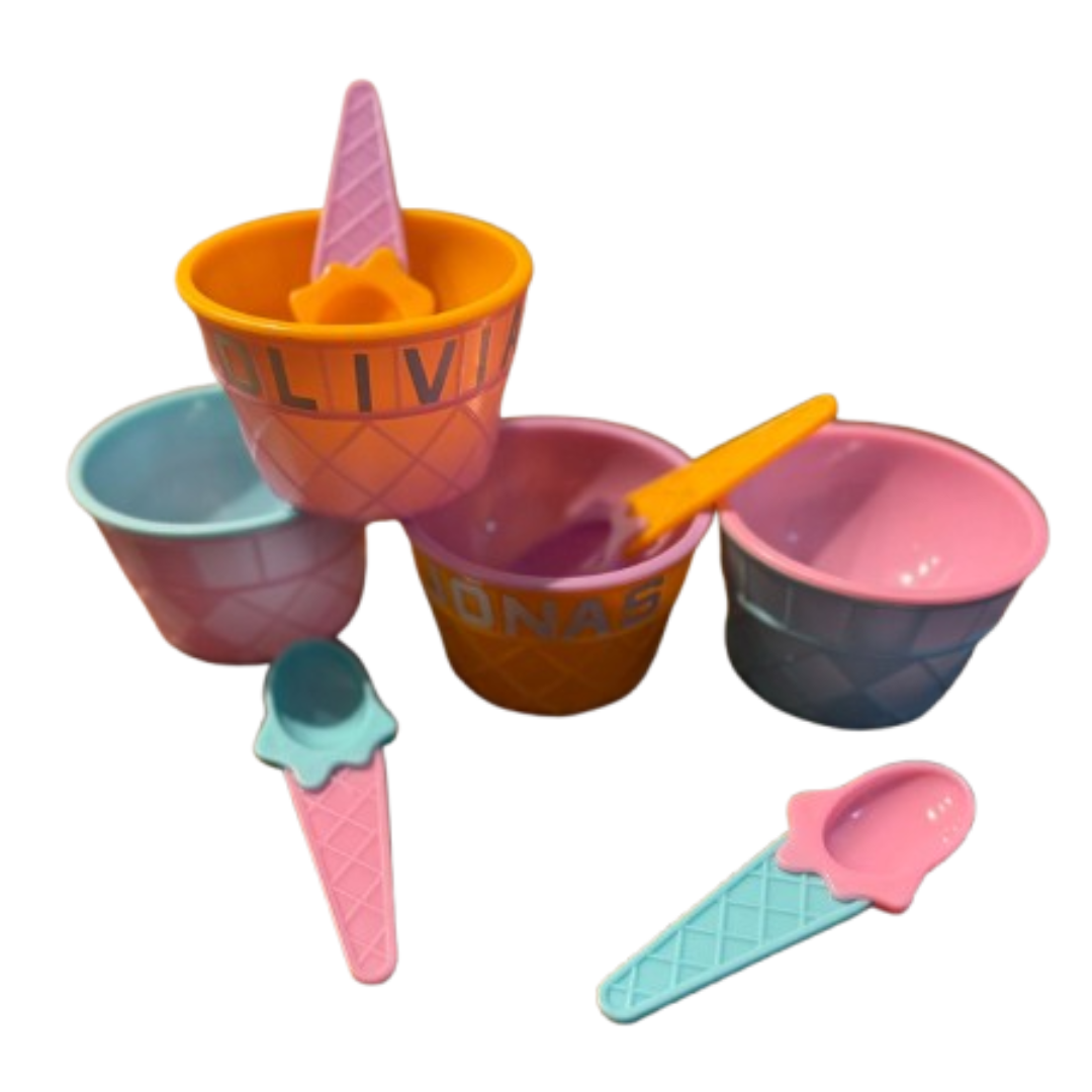 Personalized ice cream bowls with matching spoons, perfect for ice cream parties and birthdays. Add a fun touch with custom names and colors. Ideal for party favors and sweet treats!