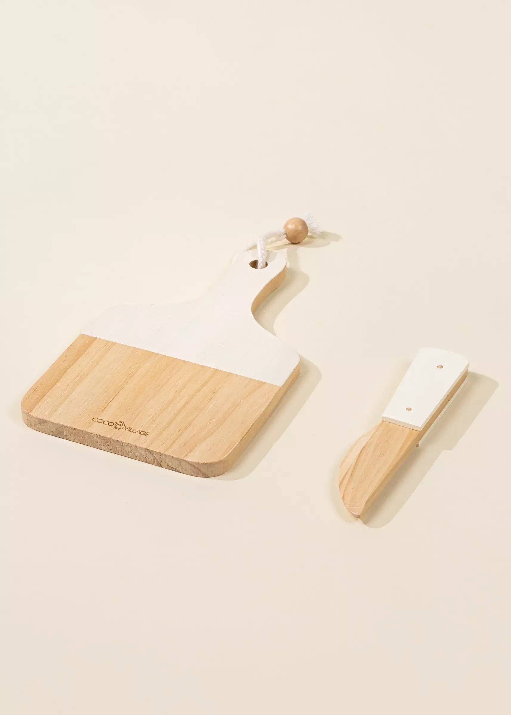 Wooden Bakery Playset for kids with baguette, croissant, pumpernickel, bagel, cutting board, and knife. Ideal for imaginative market play, helping children learn about different bread types, healthy eating, and colors. Perfect for pretend play with kitchen and market sets