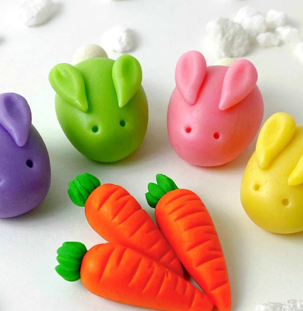 "Pastel Hops" – 12 soft-hued marzipan bunnies with 3 bonus mini carrots, ideal for Easter gifts.