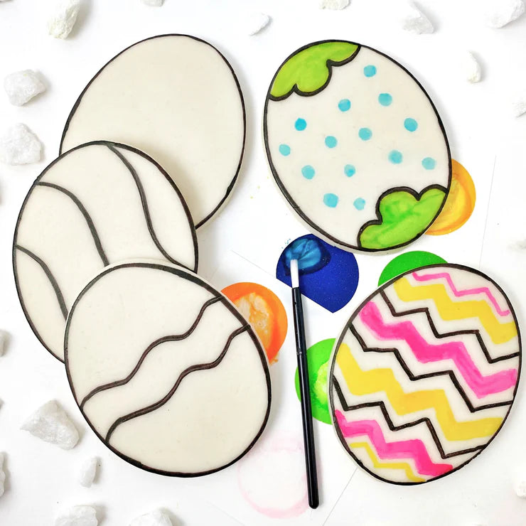 "Egg-cellent Art" – 5 marzipan Easter eggs to decorate, complete with palettes and brushes.
